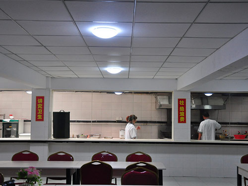 宽敞卫生的营养食堂