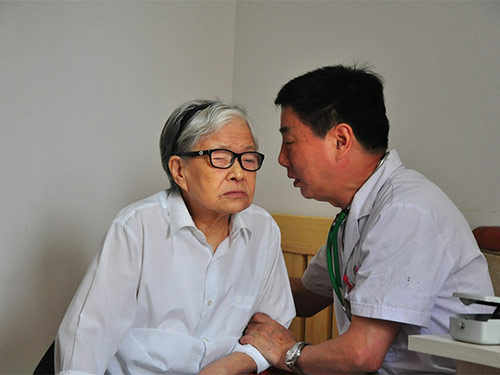医生检查
